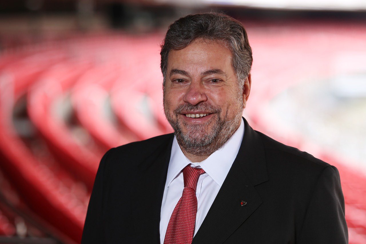 Presidente do São Paulo, Júlio Casares abre conversas com lateral da seleção