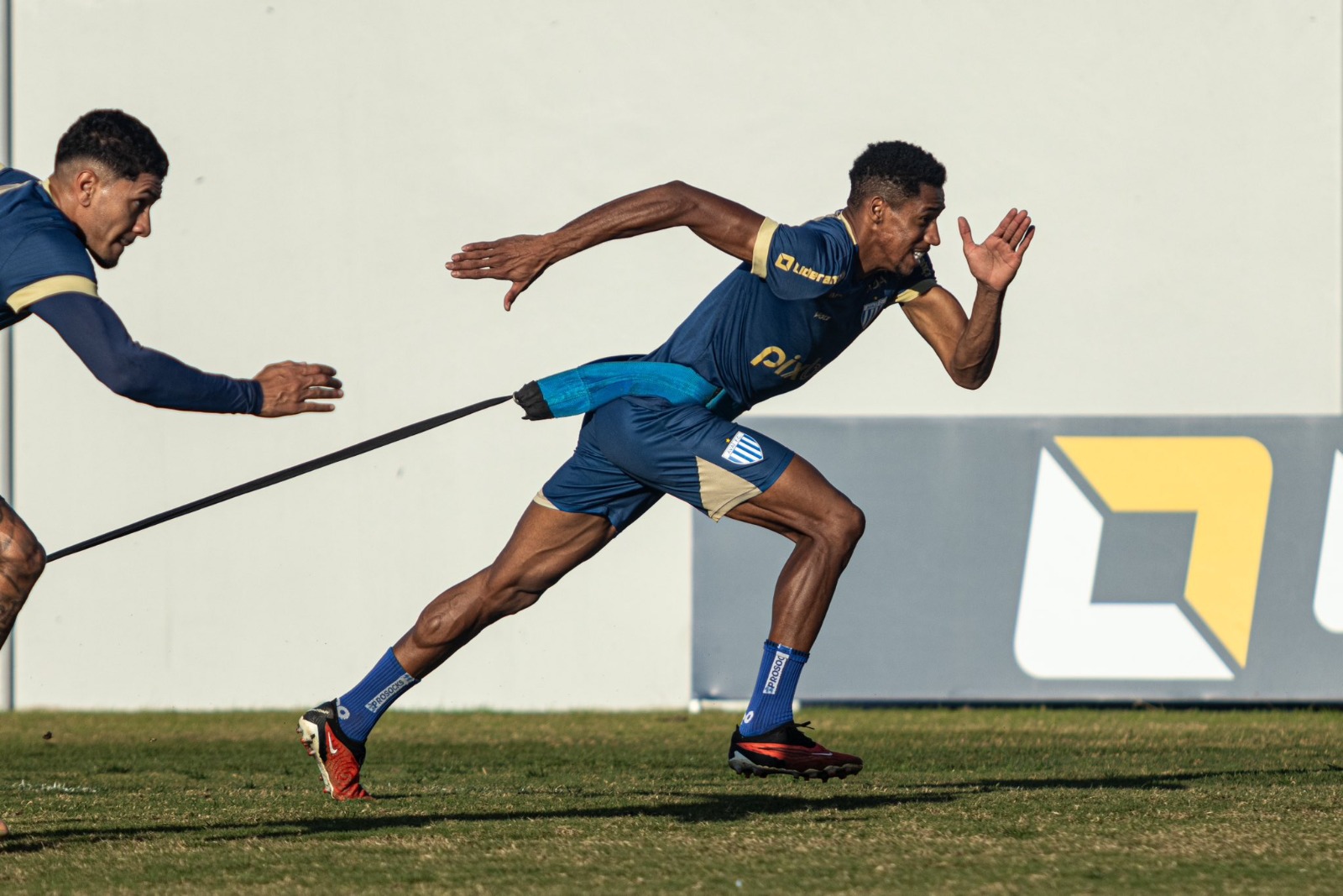 Técnico Gilmar Dal Pozzo comemora retorno de Garcez ao Avaí