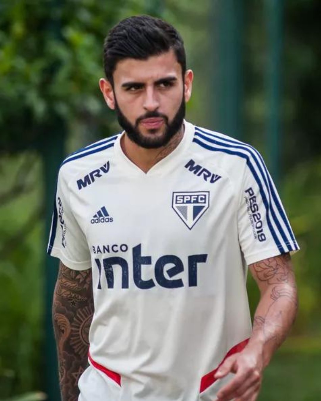 Técnico Luis Zubeldía analisa desempenho do meia Liziero e pode reintegrá-lo