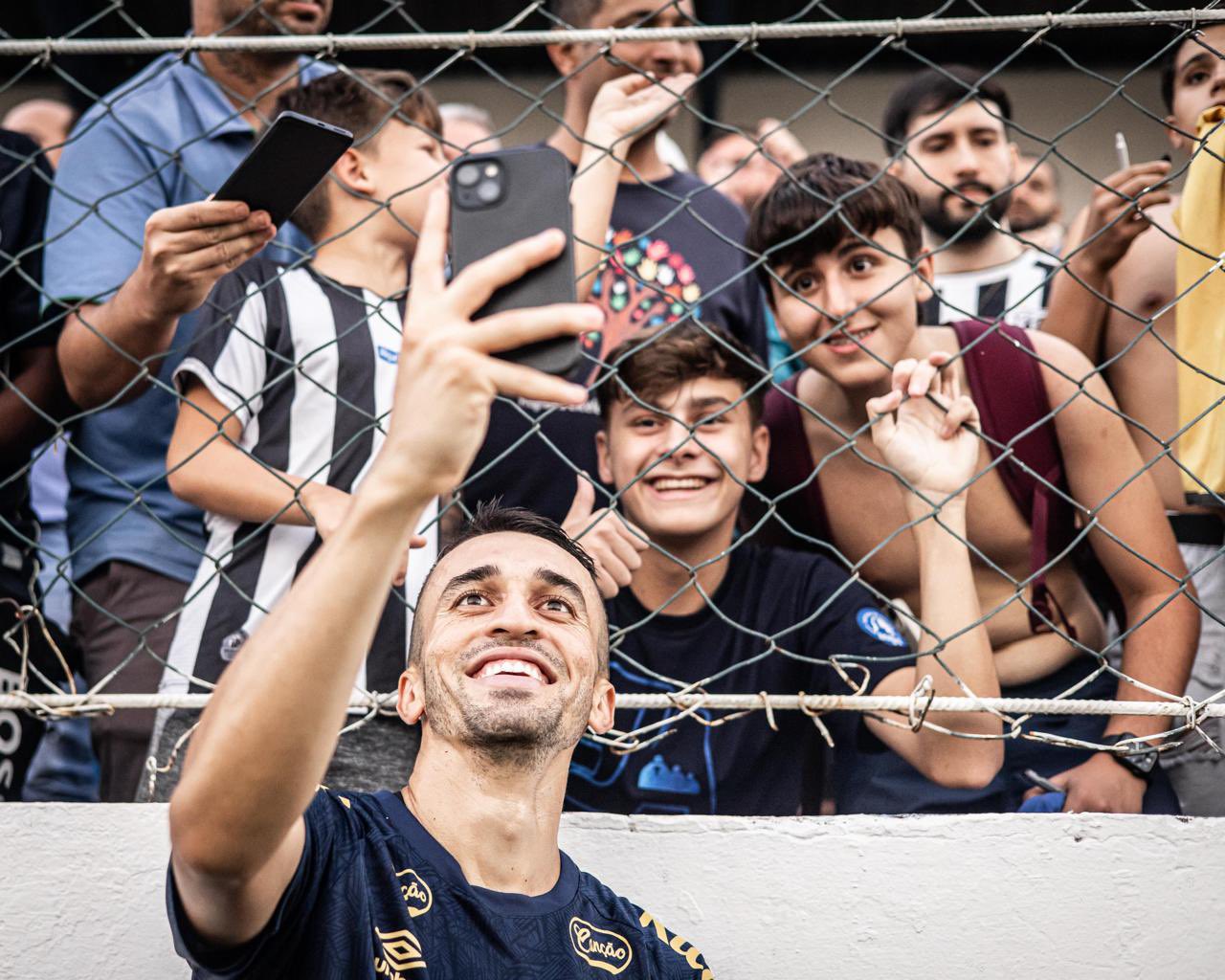 Volante João Schmidt é a novidade do Santos contra o Novorizontino nesta noite