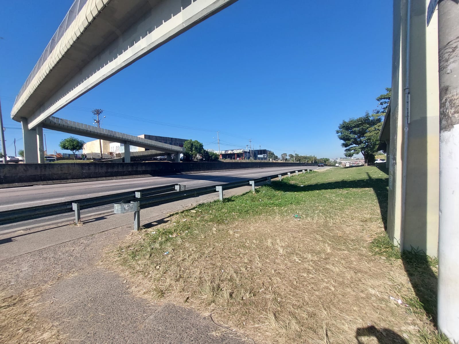 Passageiros cobram sinalização em ponto de ônibus na Santos Dumont