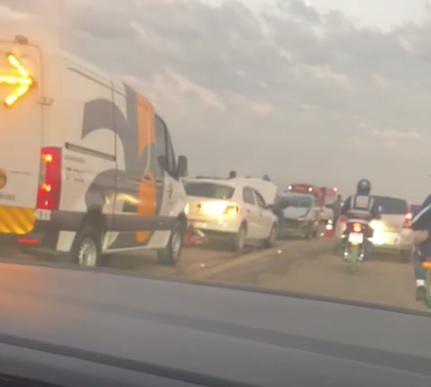 Carro e moto colidem de frente na ponte da Miguel Melhado para Viracopos