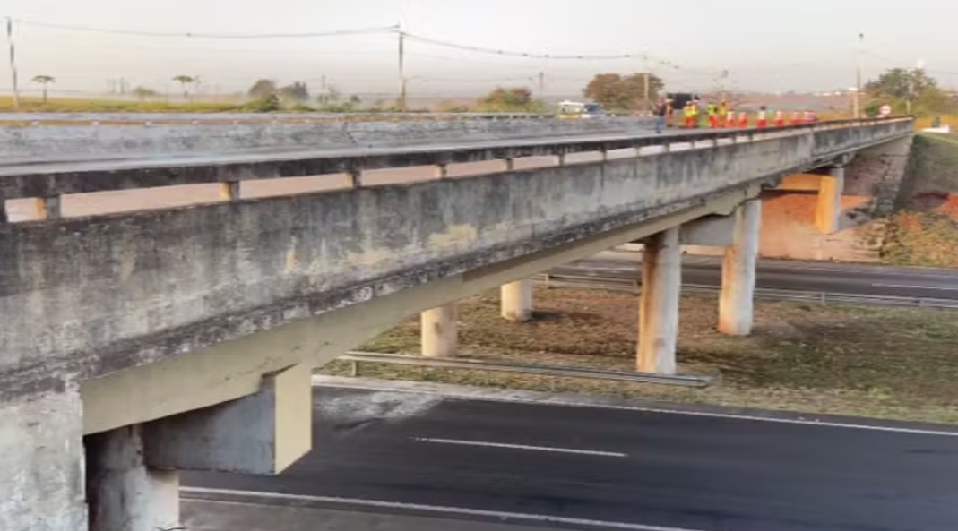 Começam obras em viaduto da SP-304 danificado por caminhão em junho