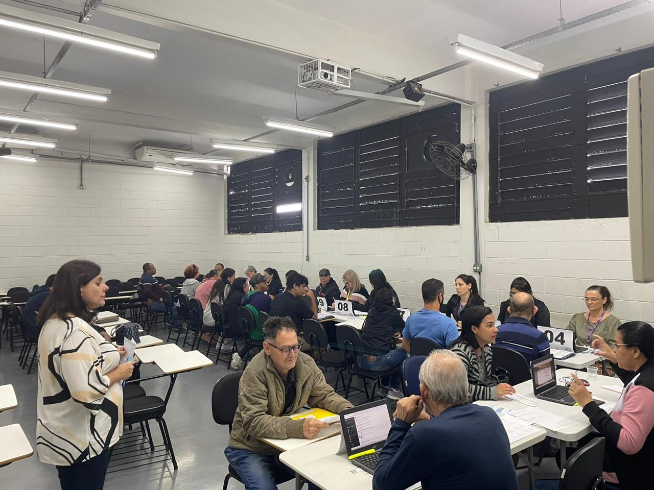 Feirão de emprego reúne centenas de pessoas em faculdade de Campinas
