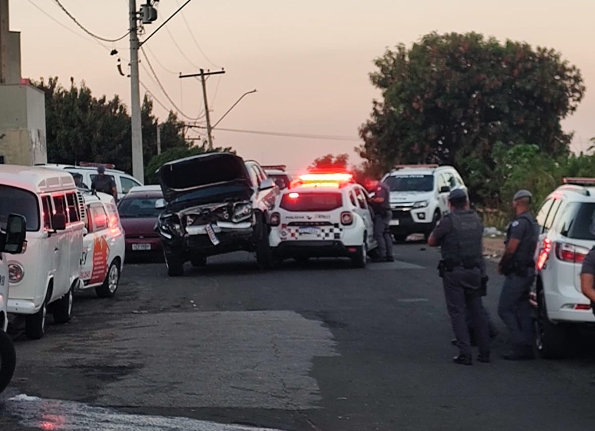 Criminosos colidem em viatura da PM durante perseguição e travam avenida