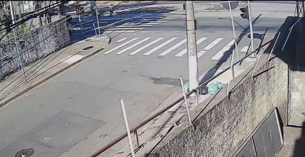 Motociclista fica em estado grave após atropelar idoso na Avenida das Amoreiras