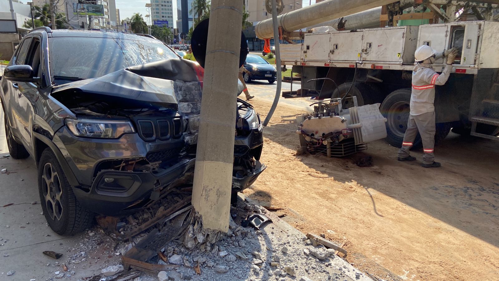 Motorista perde controle e atinge poste na Avenida Norte-Sul