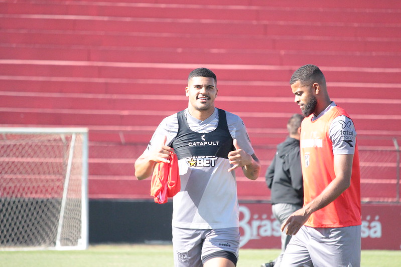 Nelsinho Baptista deve montar uma Ponte Preta ofensiva nesta noite em Santa Catarina