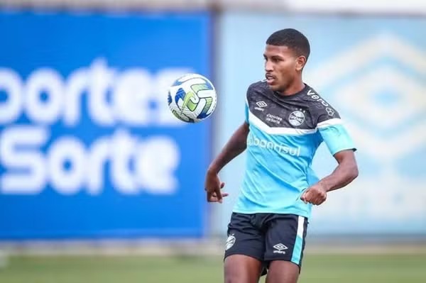 Ponte Preta deve oficializar contratação de lateral revelado pelo Grêmio