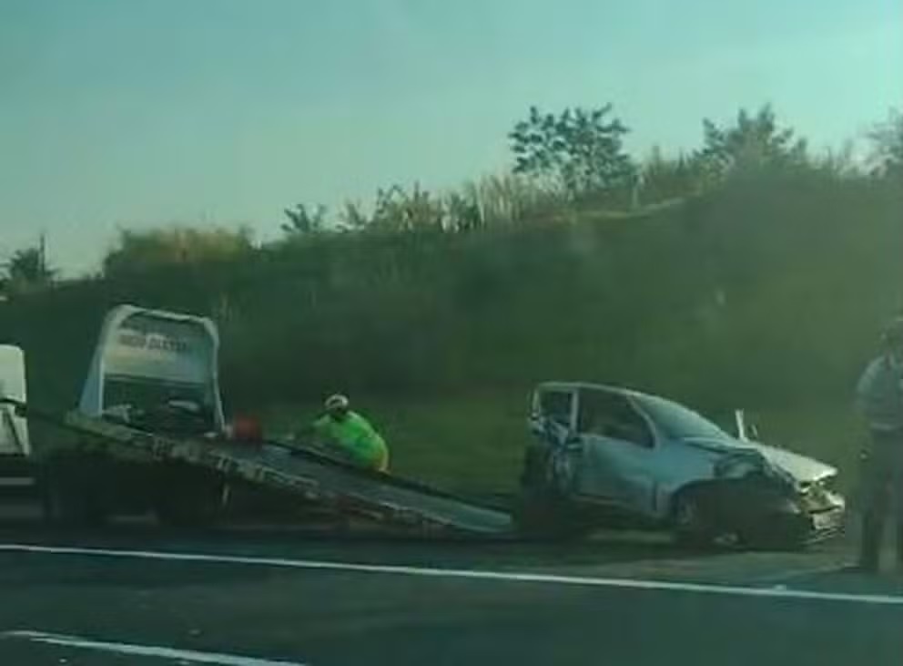 Acidente entre carros e carreta deixa feridos na Rodovia dos Bandeirantes