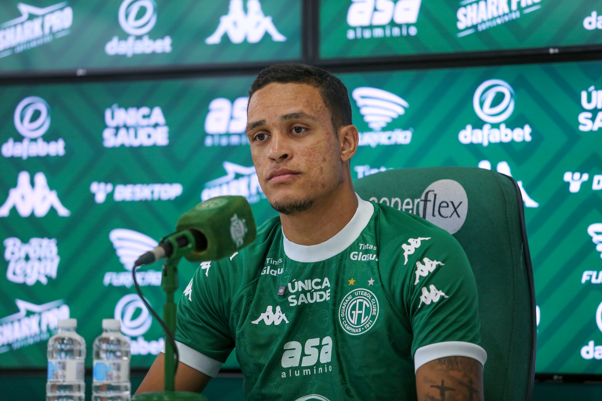 Atacante Lohan é apresentado no Guarani; diretoria deve anunciar mais dois jogadores