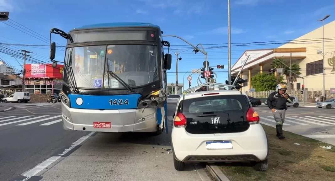 Batida entre carro e ônibus na Av. João Jorge trava acesso à Campinas 