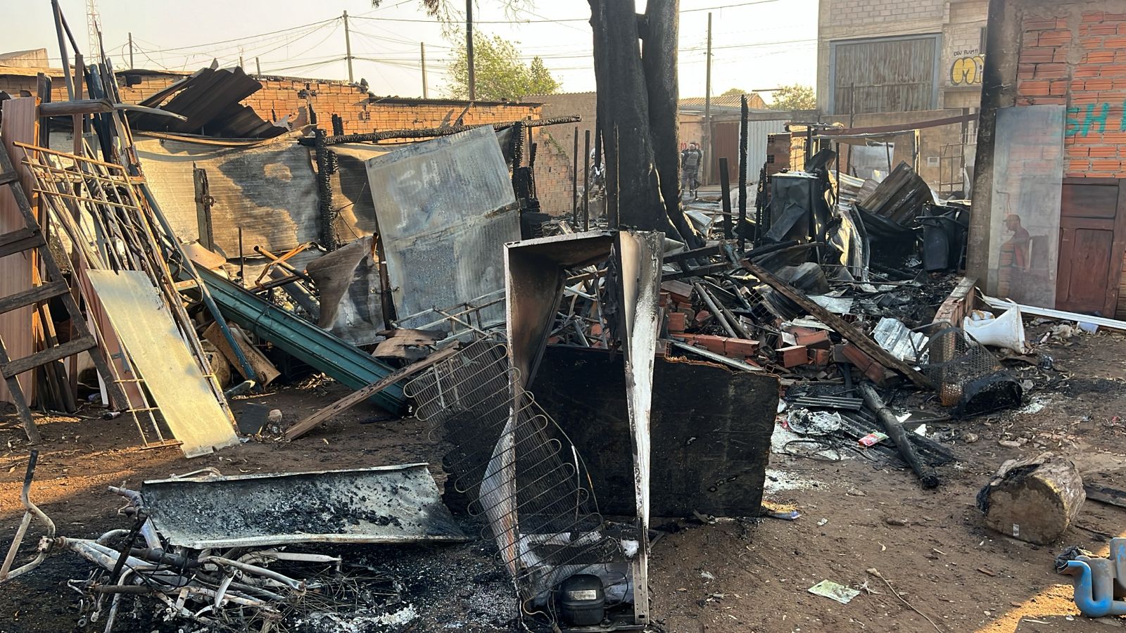 Bombeiros combatem incêndio em barracos no Campo Belo em Campinas