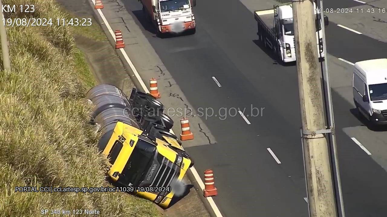 Caminhão que tombou na praça de pedágio da SP-340 ainda não foi retirado
