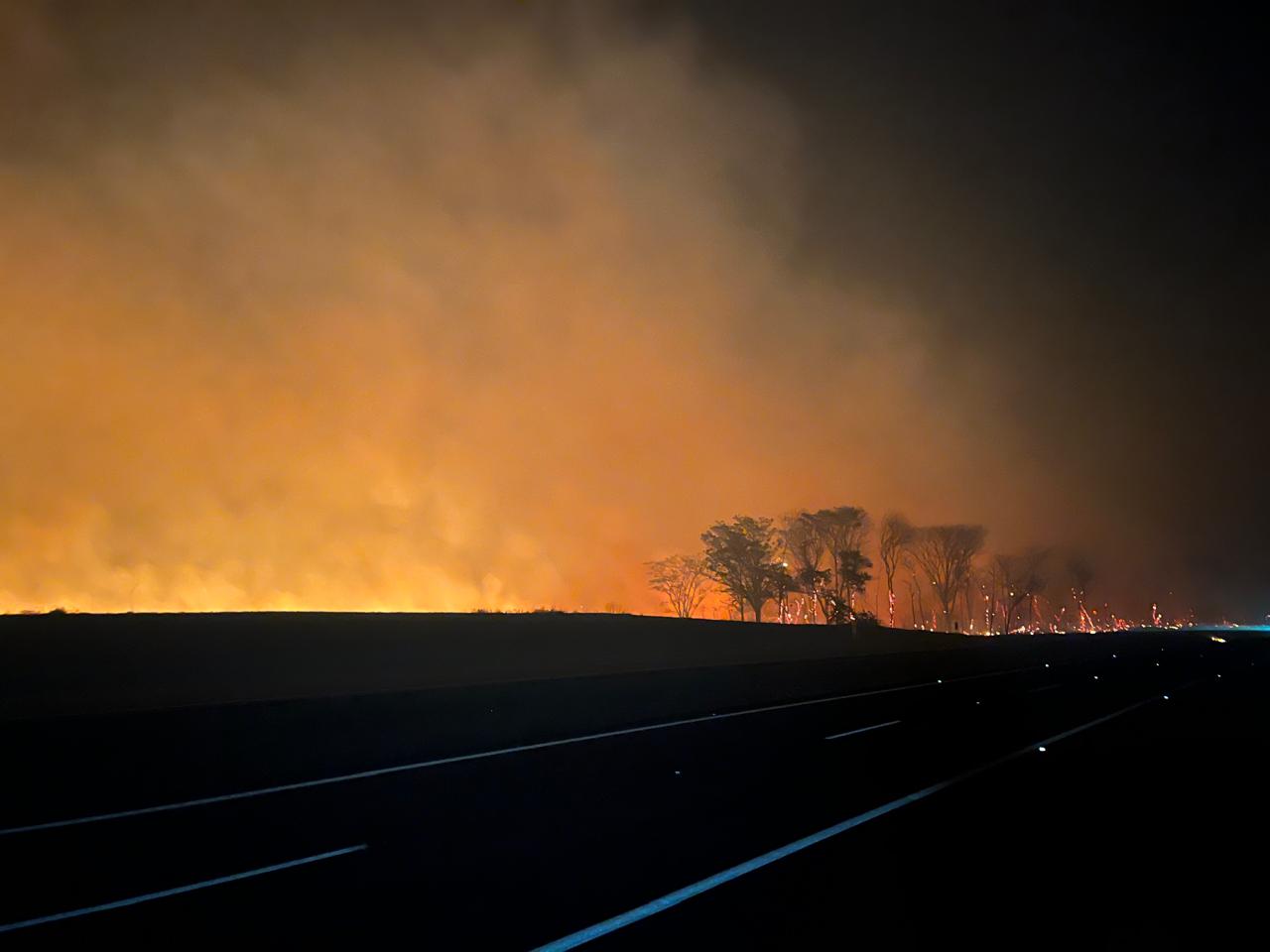 Climatologista afirma que fumaça de outras regiões do país influenciou no clima ‘semelhante ao deserto’