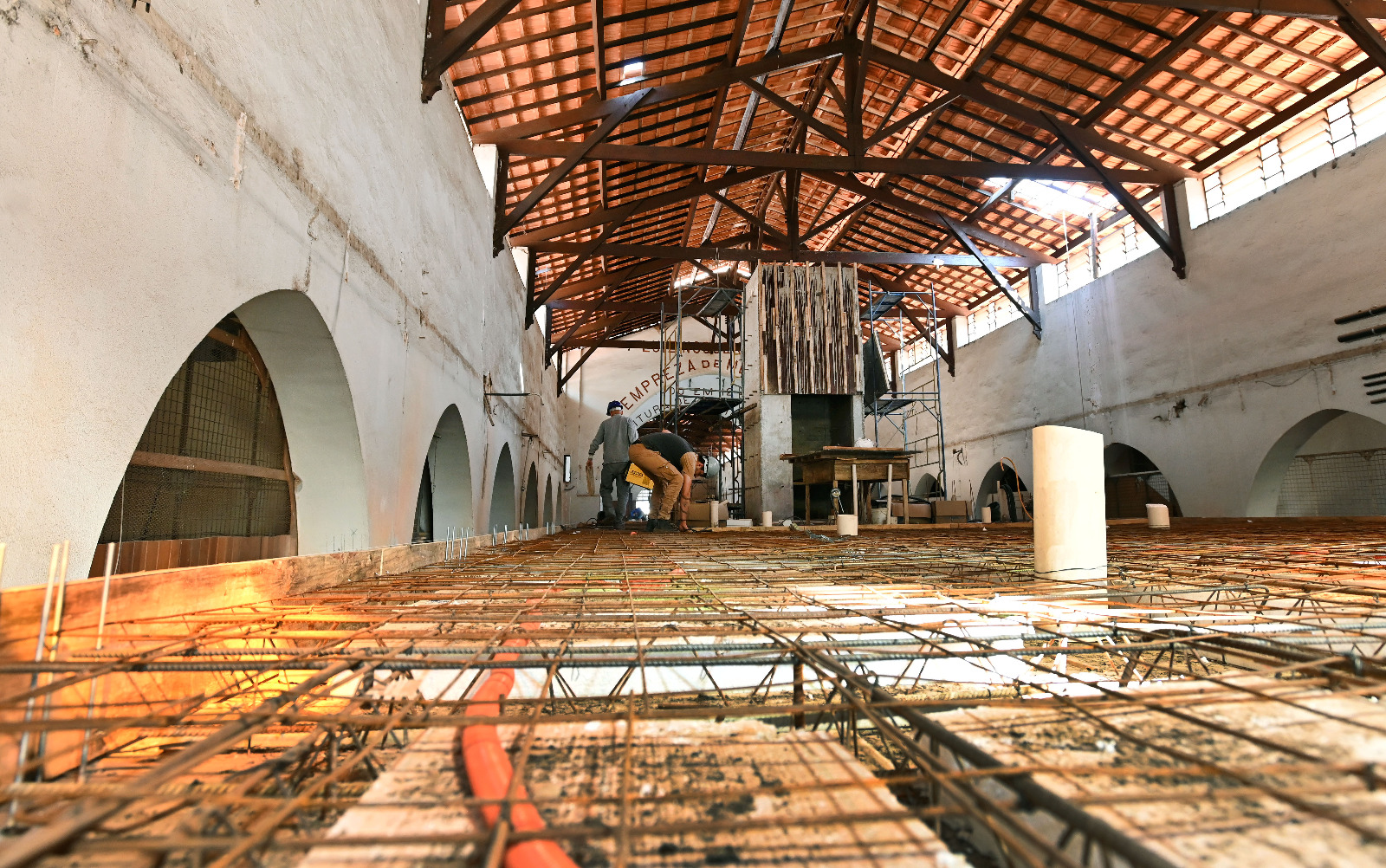 Concretagem do mezanino do Mercadão é finalizada; obra está atrasada