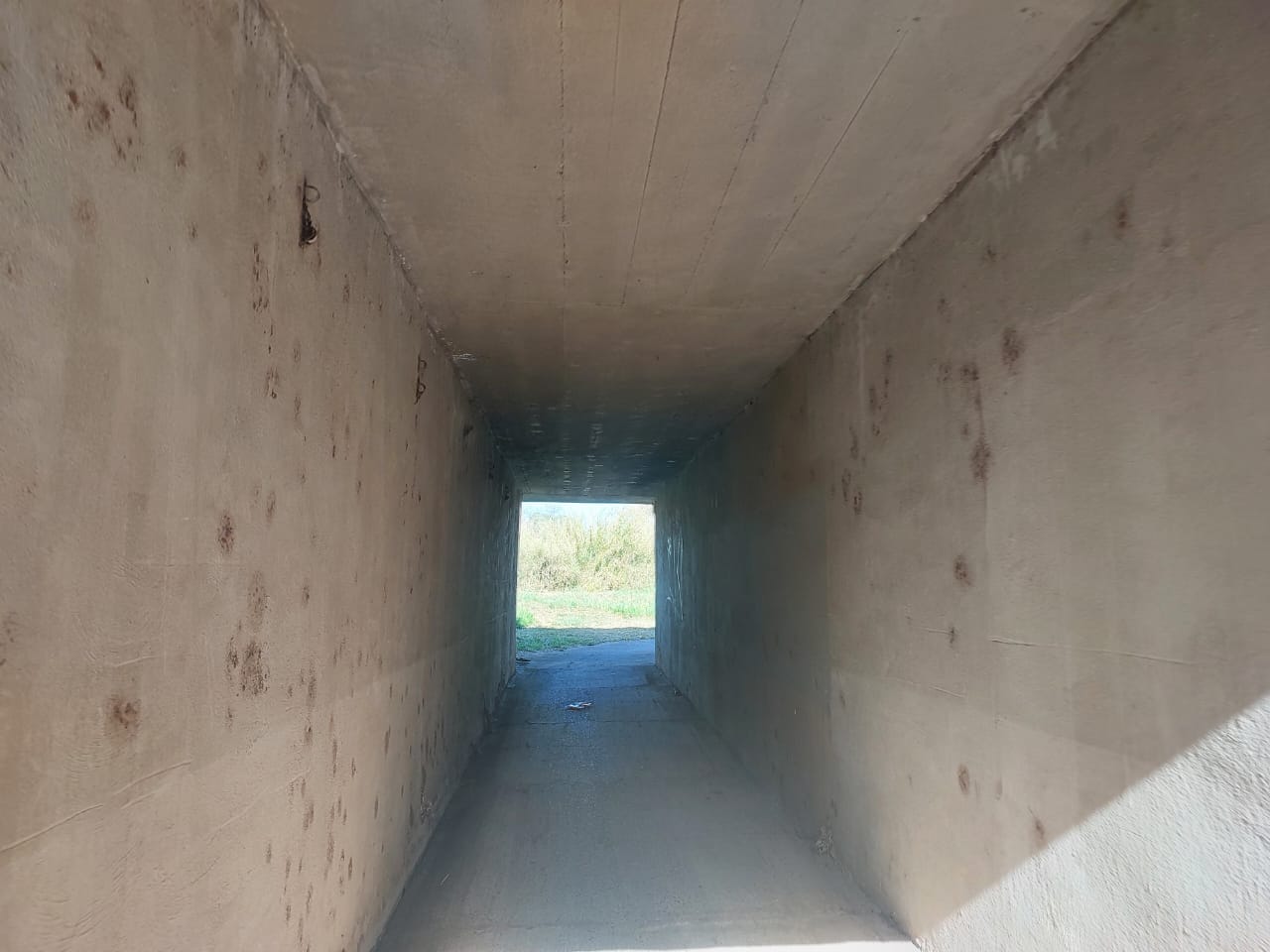 Moradores questionam falta de iluminação em túnel para pedestres no Parque Xangrilá