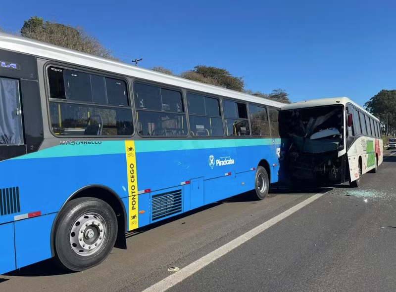 Motorista de ônibus teve mal súbito antes de colidir em outro veículo na Rodovia do Açúcar