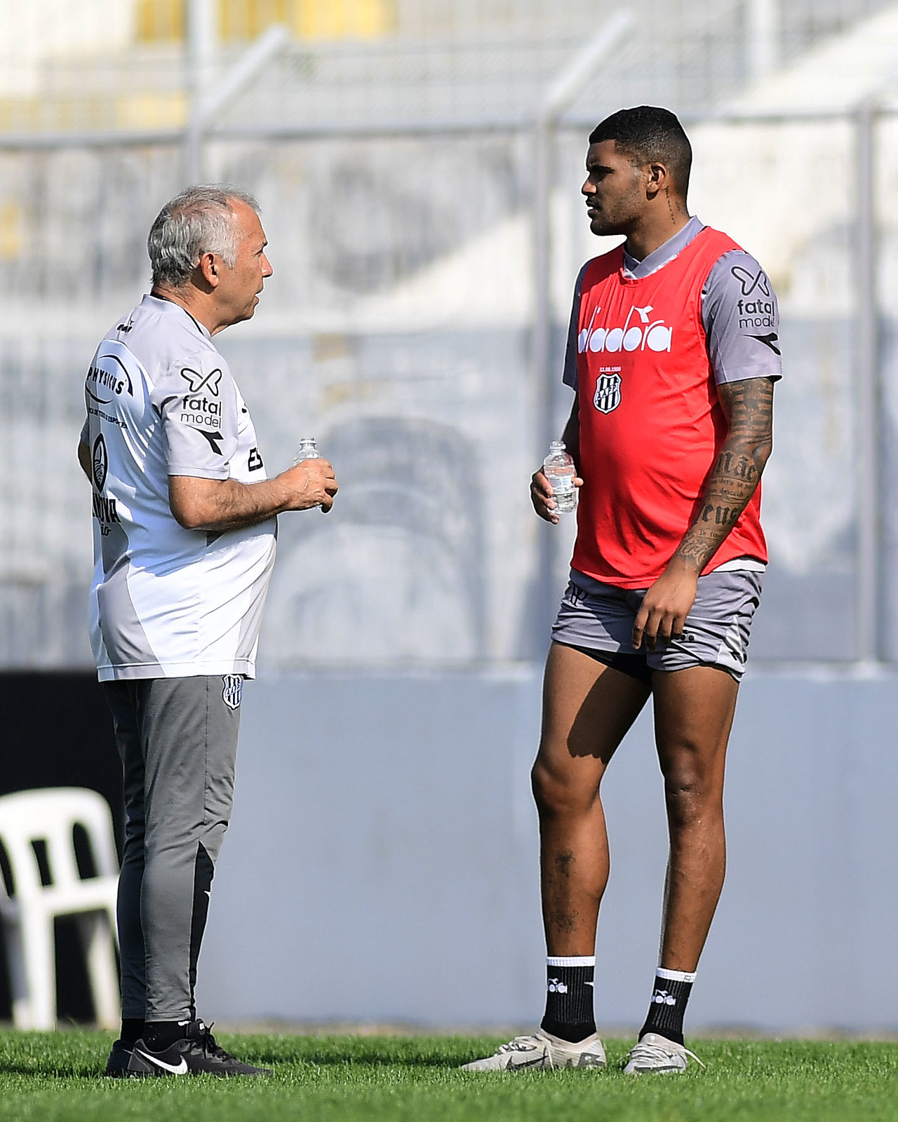 Nelsinho Baptista tem desfalques no ataque para duelo contra o Goiás