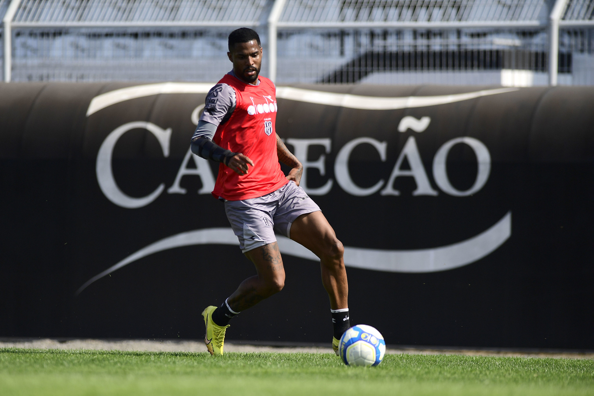 Novaes comemora retorno após lesão e afirma que está pronto para ser titular na Ponte Preta