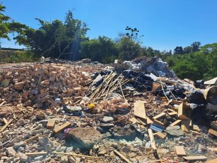 Polícia Ambiental flagra caminhões fazendo descarte de entulho em área de preservação