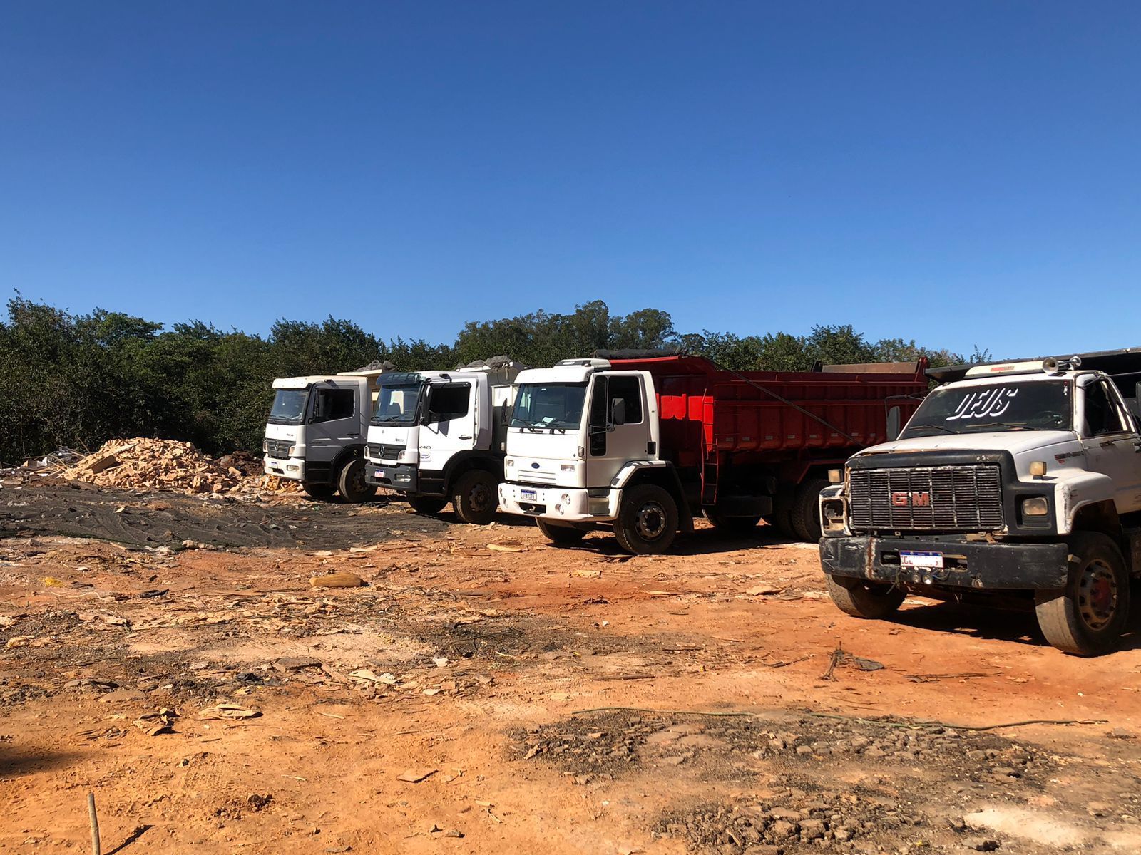 Polícia Ambiental flagra caminhões fazendo  descarte de entulho em área de preservação