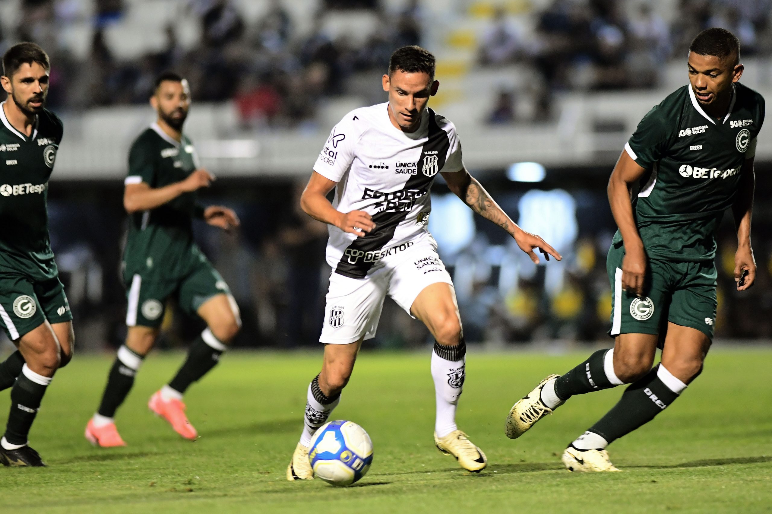Ponte Preta sofre, mas consegue o empate contra o Goiás com golaço de Dodô