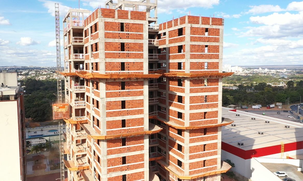 Procon-SP registra alta em reclamações de atraso na entrega de imóveis na planta