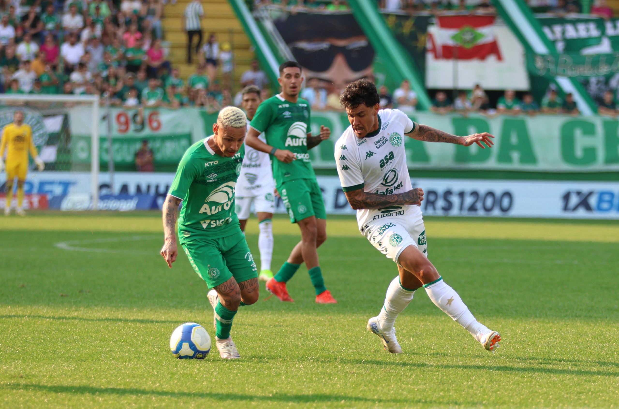 Guarani goleia Chapecoense e conquista primeira vitória fora de casa na Série B