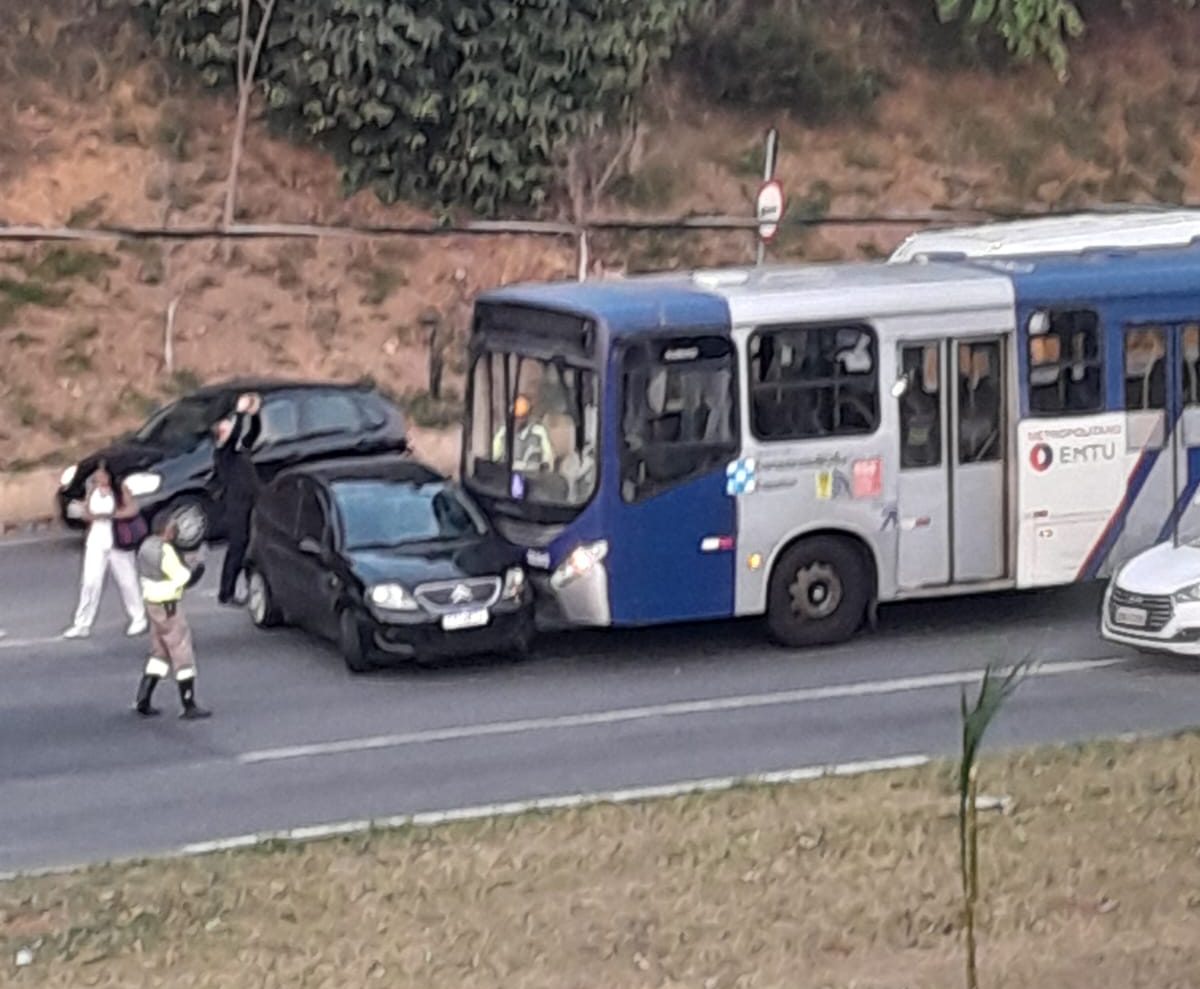 Acidente com ônibus e carro assusta motoristas na Avenida Lix da Cunha