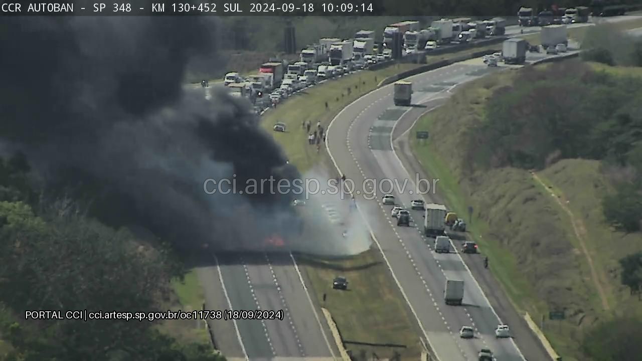 Carreta pega fogo e bloqueia a Bandeirantes em Santa Bárbara d’Oeste