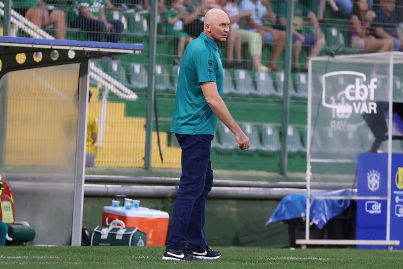 Possibilidade de assumir a lanterna assombra ambiente da Chapecoense