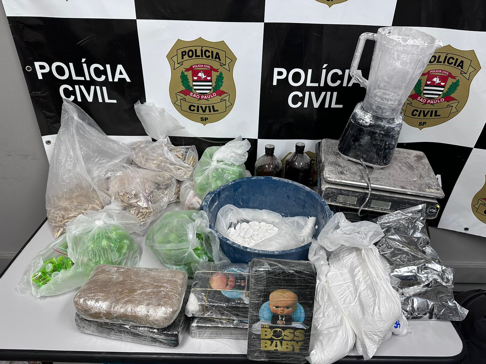 Criminoso algemado em fábrica de drogas tenta fugir correndo em Hortolândia