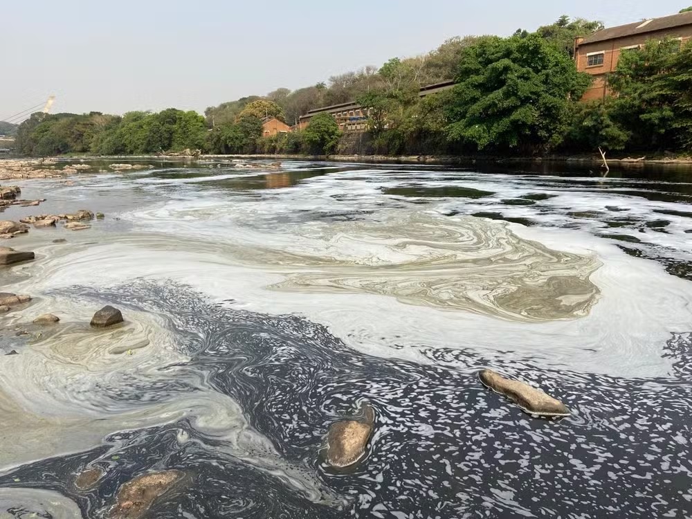Com baixa vazão, Rio Piracicaba amanhece com espuma turva