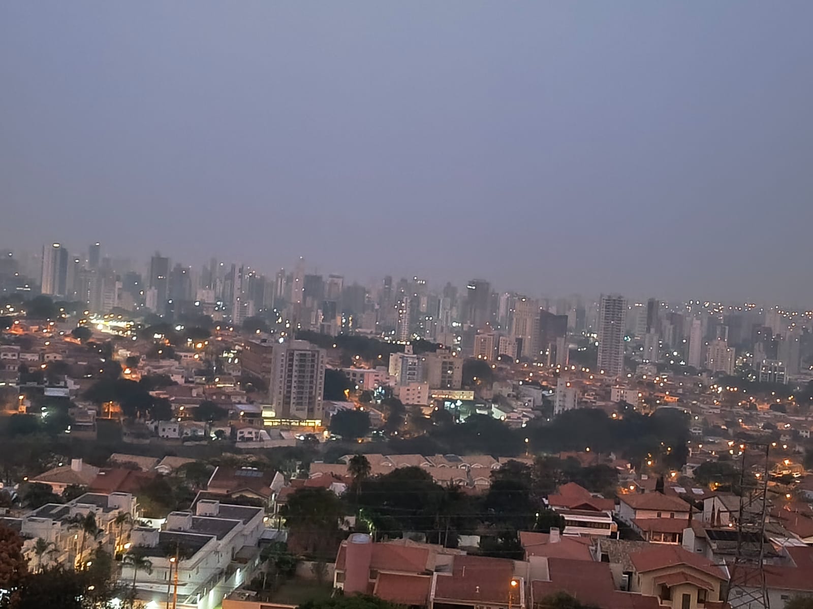 Fumaça de queimadas da região muda paisagem de Campinas nesta terça