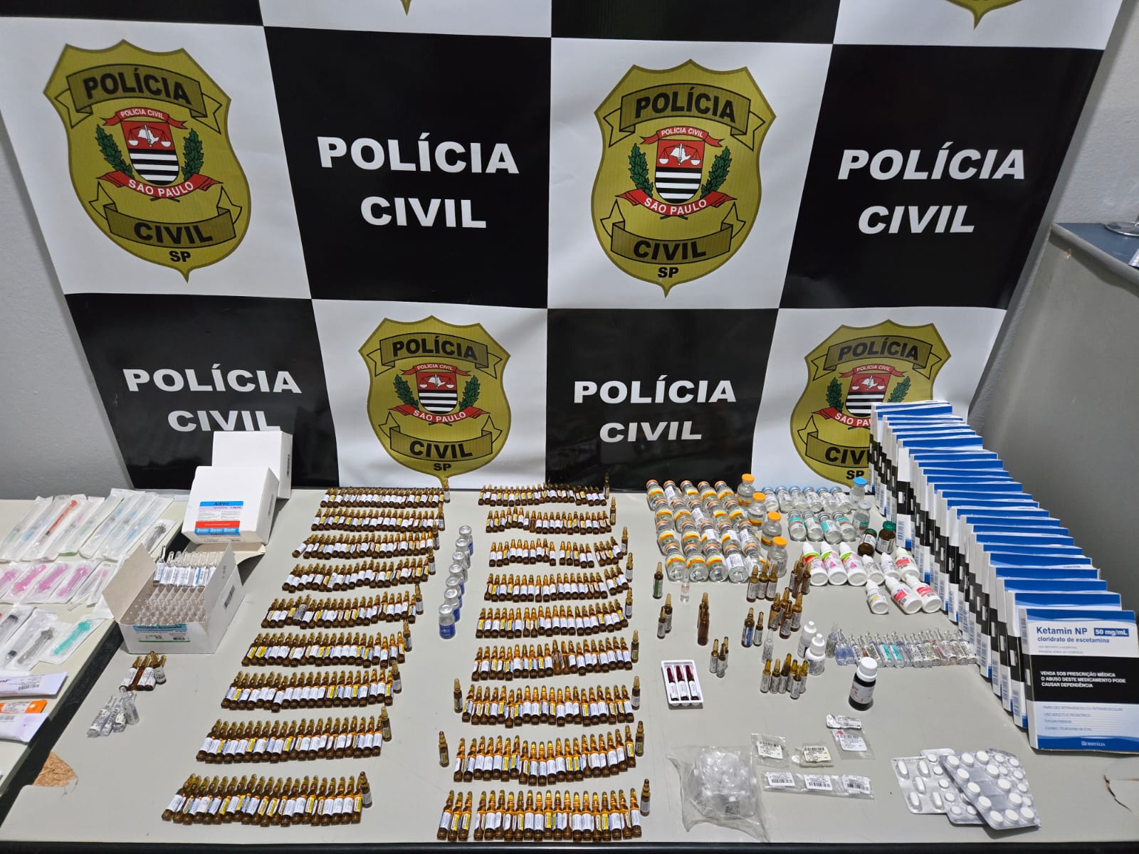 Funcionária de farmácia é presa por desviar e vender medicamentos para uso recreativo