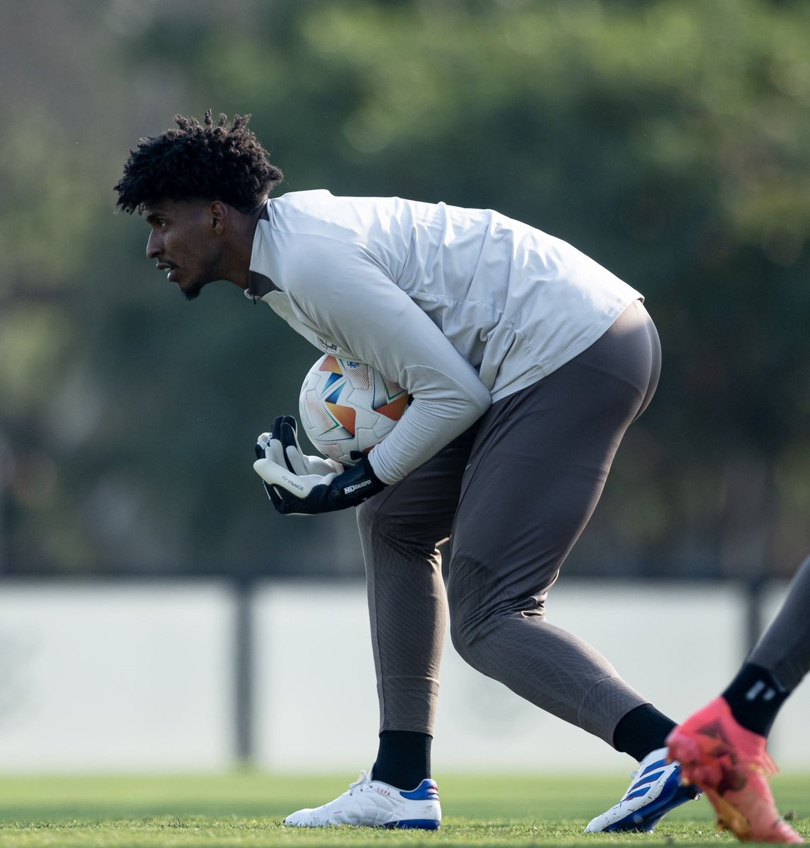 Goleiro Hugo Souza acredita que será comprado pelo Corinthians