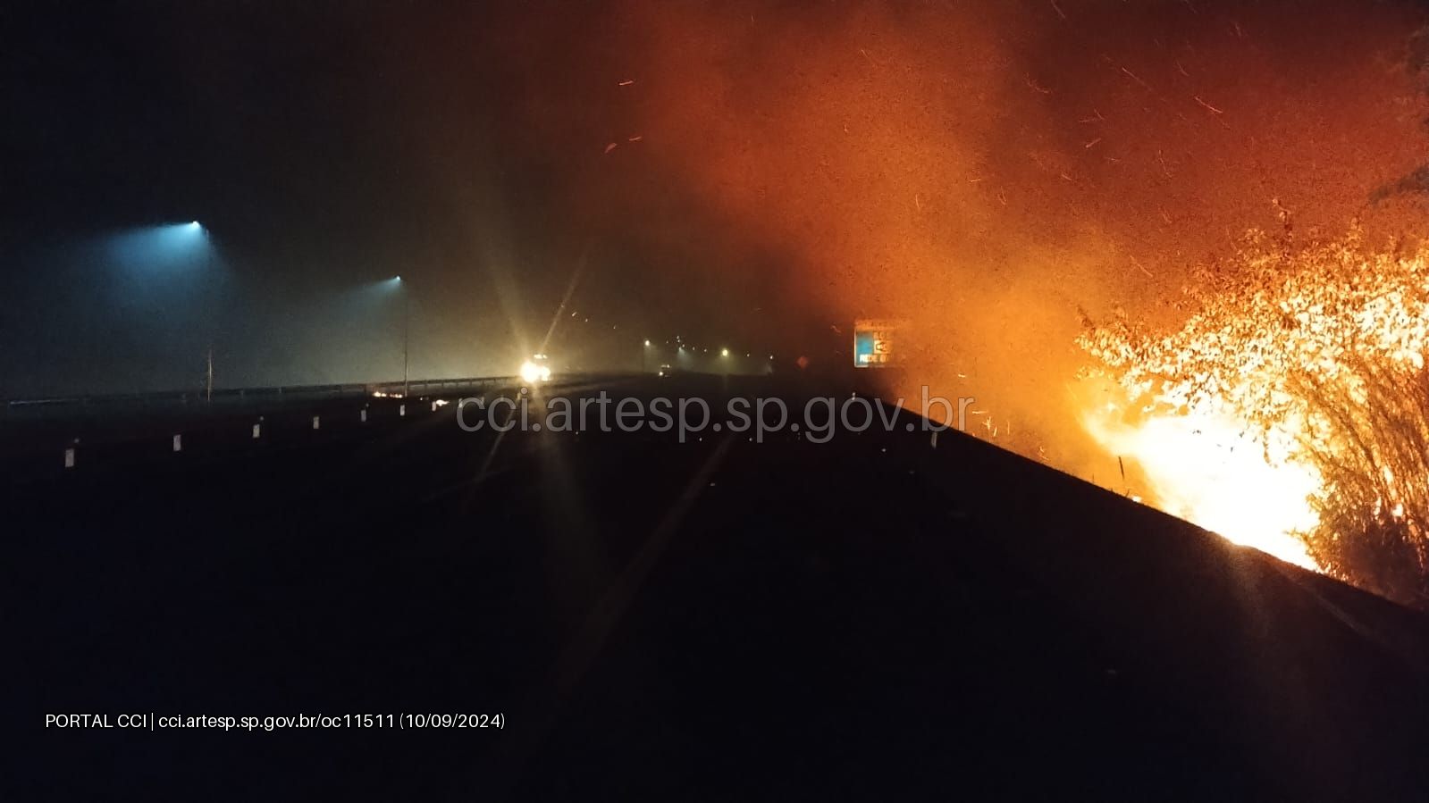 Incêndio em mata prejudica visibilidade na Washington Luiz em Corumbataí