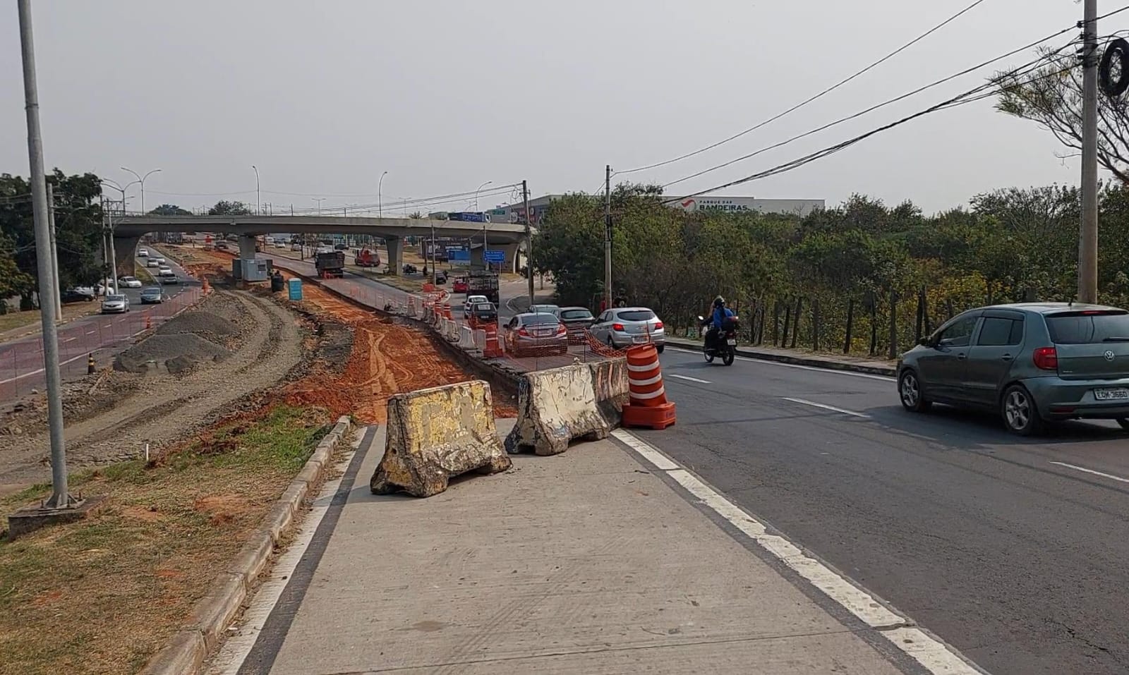 Interdição na Avenida John Boyd Dunlop causa transtornos no trânsito