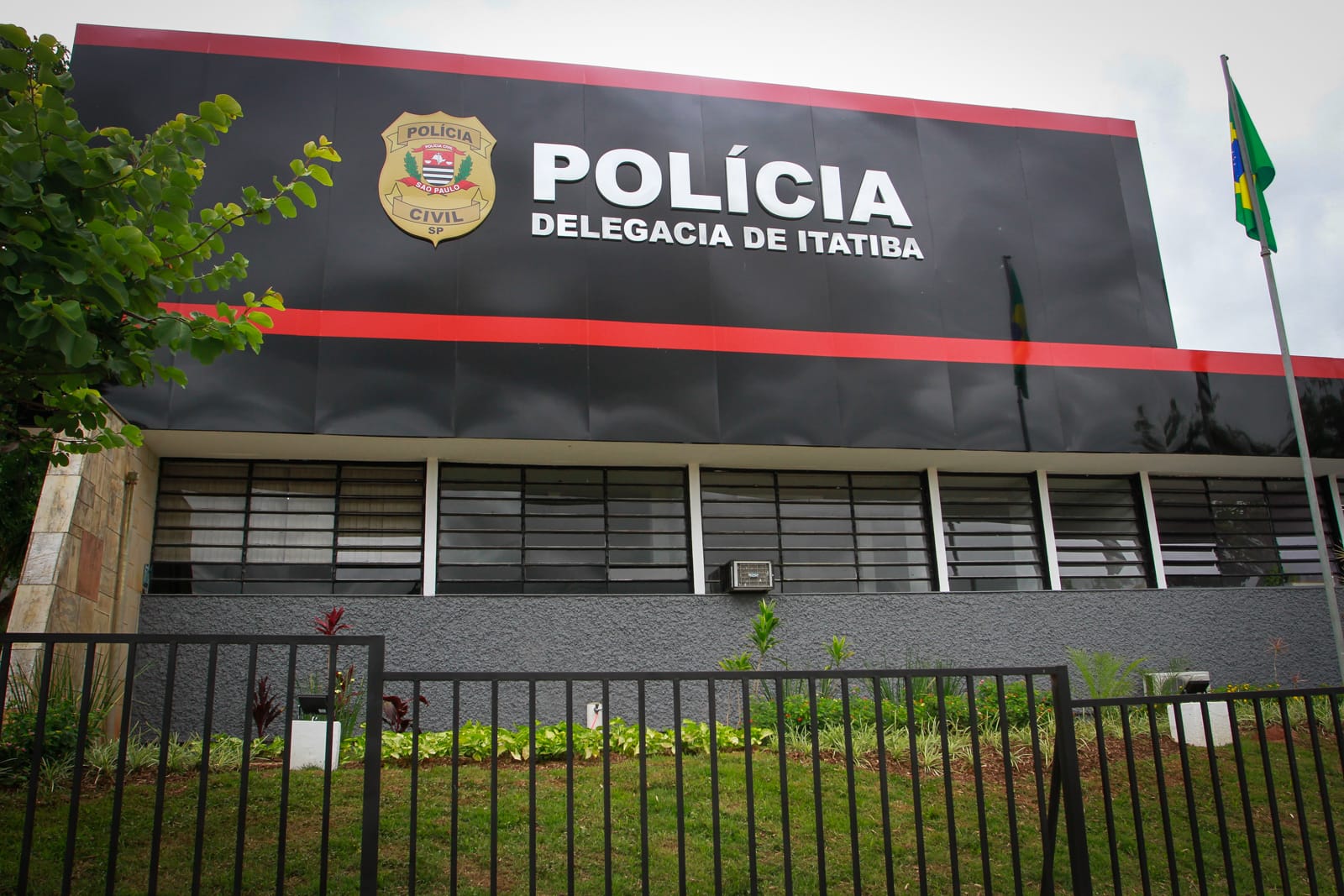 Pai esfaqueia filho e companheira em Itatiba; ele manteve os dois em cárcere privado