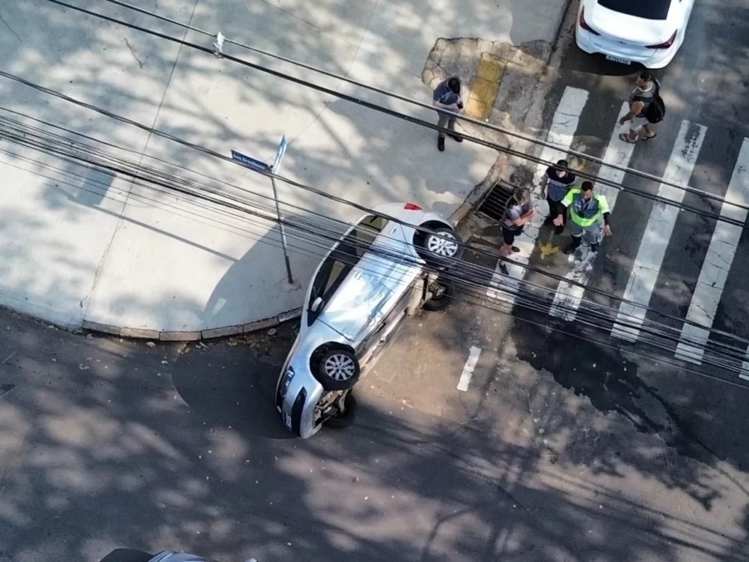 Rua do Cambuí, em Campinas, é bloqueada após acidente com dois carros 