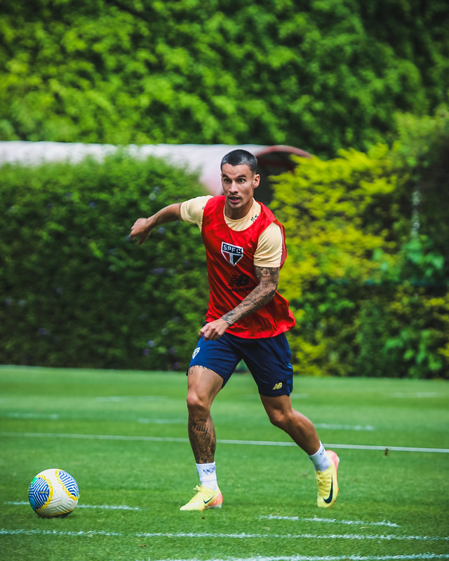 Em véspera de clássico, São Paulo aguarda recuperação de atacante Ferreira