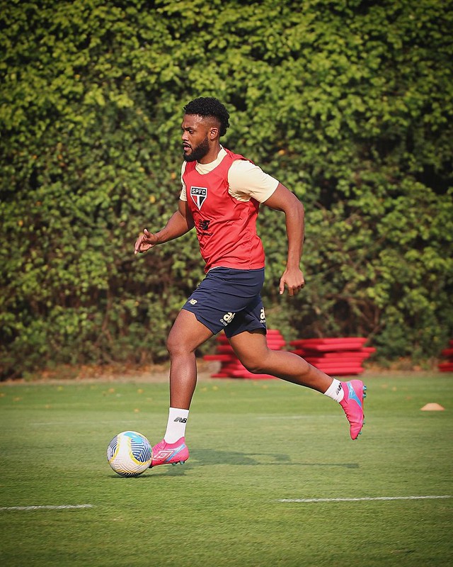 Diretoria do São Paulo anuncia renovação de contrato de zagueiro Sabino