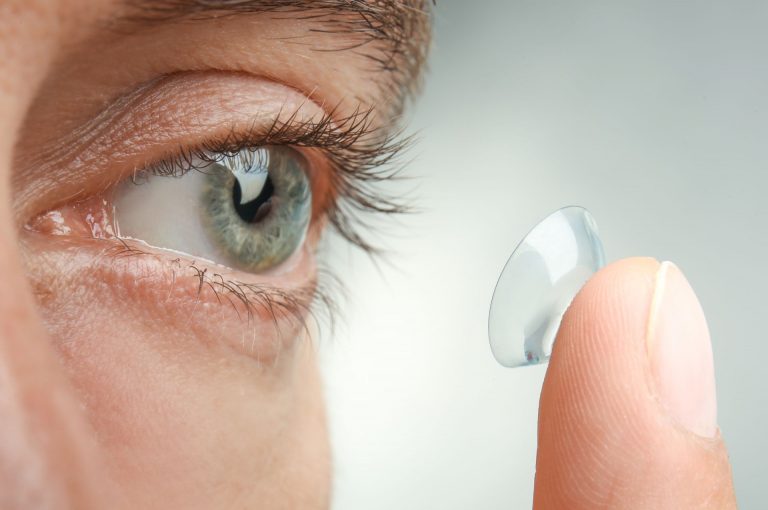 Uso de lentes de contato agrava problemas oculares com as queimadas na região de Campinas