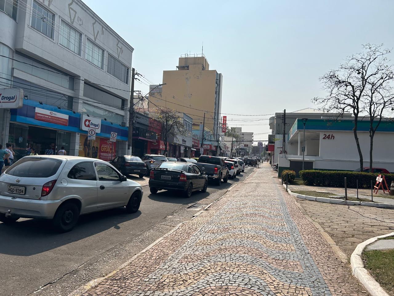 Moradores de Valinhos sofrem com o tempo seco e a poeira das queimadas