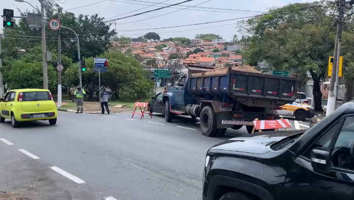 Acidente entre caminhão, carro e moto deixa um ferido em Campinas 