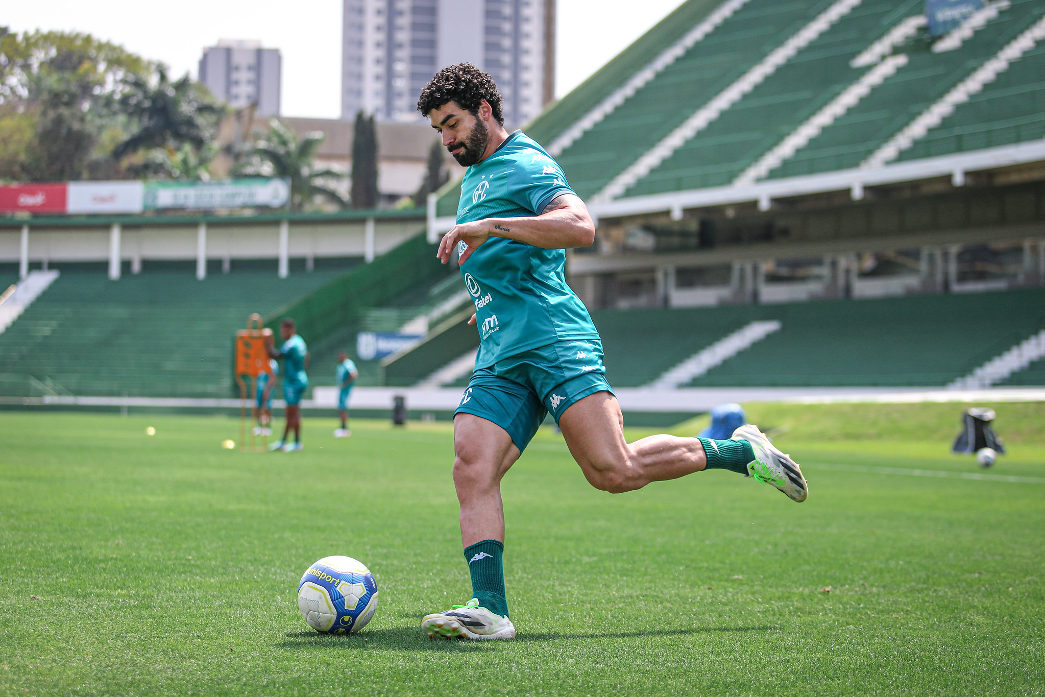 Bruno Mendes sofre lesão muscular e tem retorno adiado no Guarani