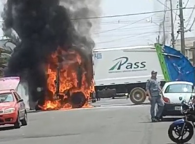 Caminhão de lixo pega fogo em Nova Odessa; ninguém ficou ferido 