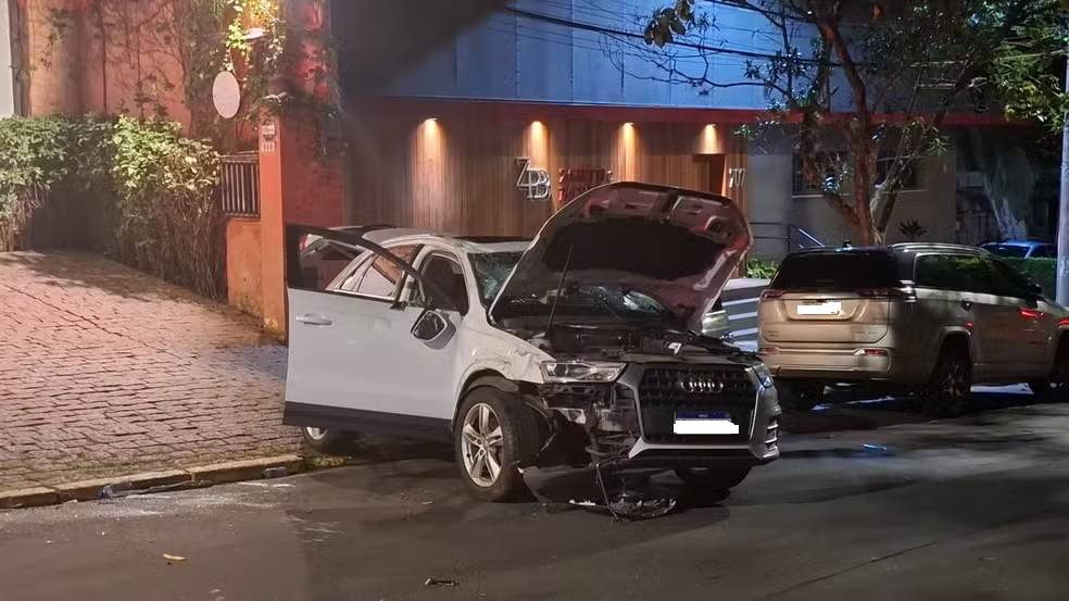 Carro atinge outros dois veículos após capotar em rua do Cambuí