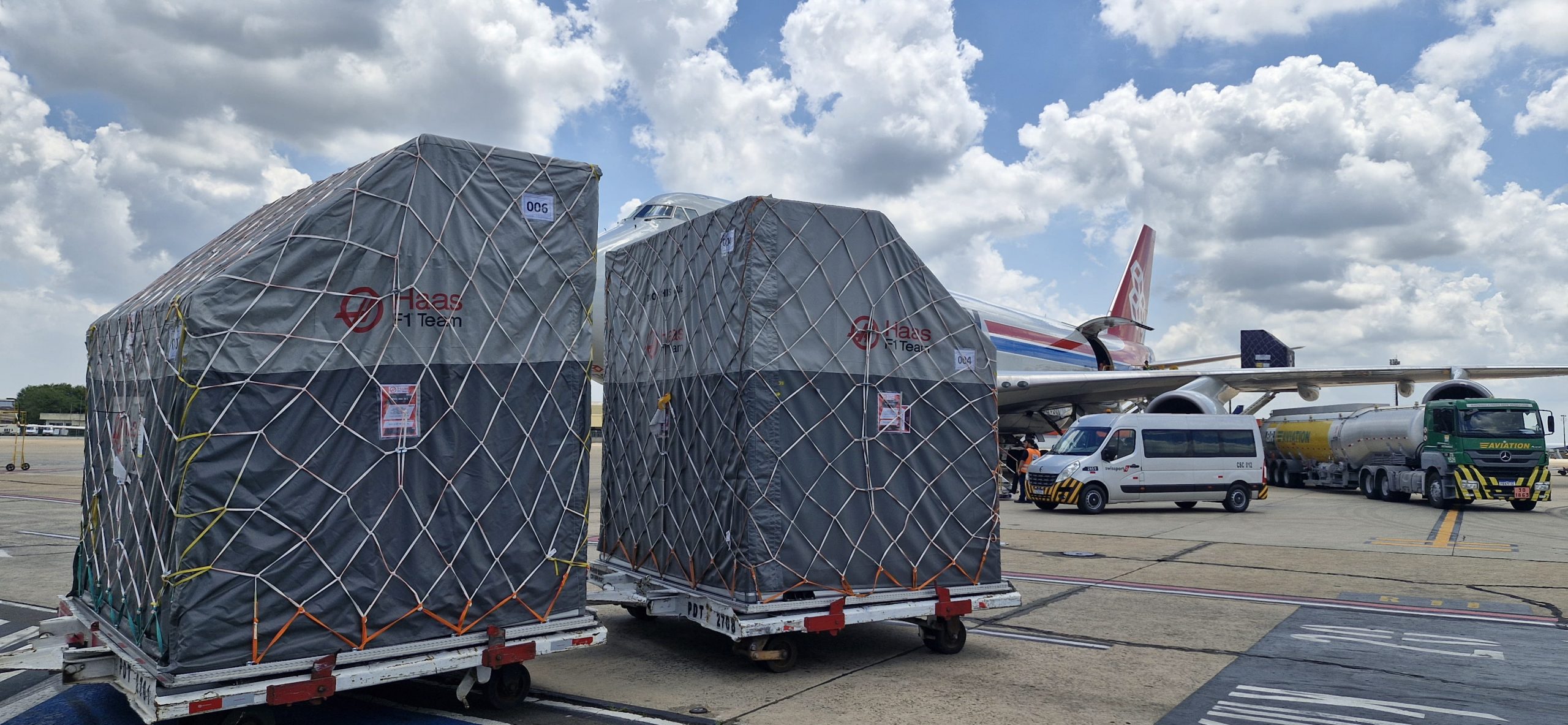 Carros de equipes da F1 desembarcam em Viracopos